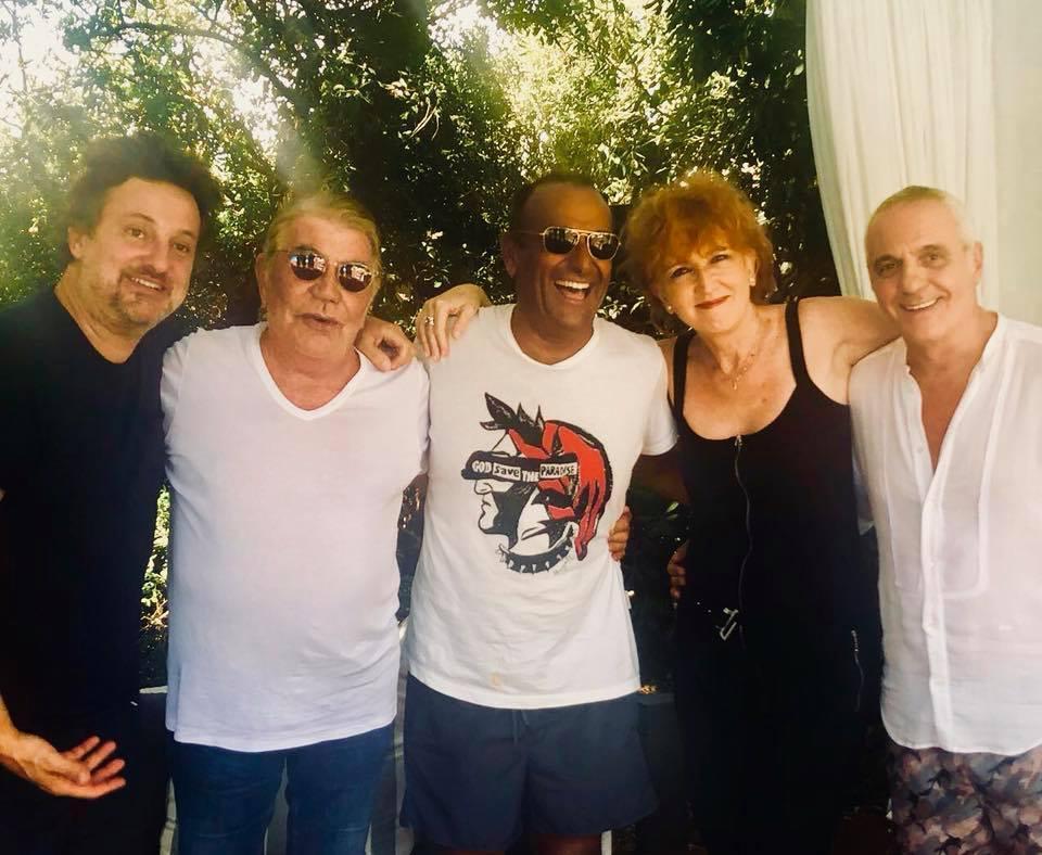 Pieraccioni, Cavalli, Conti, Mannoia e Panariello: un selfie, cinque celebrità 