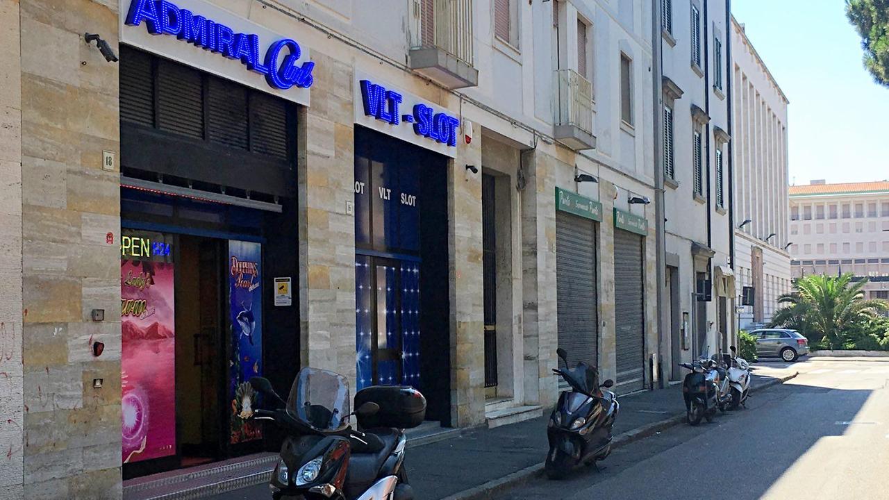 Rapina a mano armata nella sala slot, dipendente accoltellata