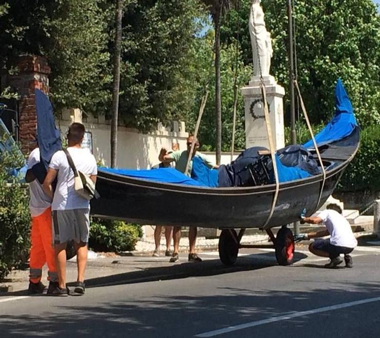 La gondola arrivata a Villa Reale a Marlia (Foto Angela Francesconi)