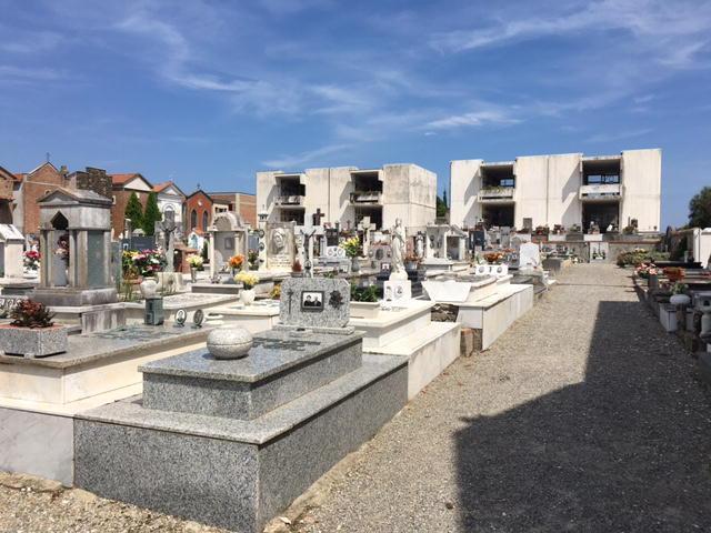 Raccolte centocinquanta firme contro il degrado del cimitero 