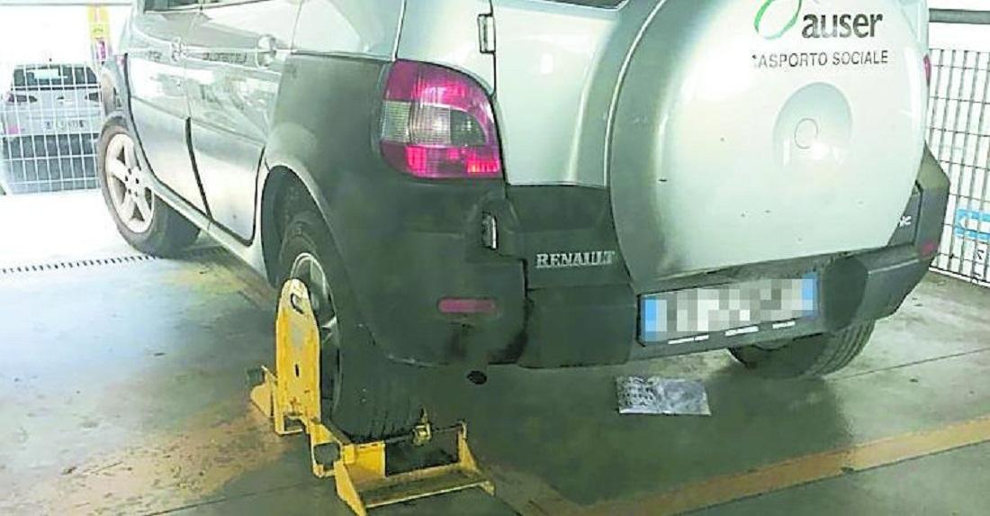 Modena, dimentica il disco orario: bloccata l’auto di un paralitico 