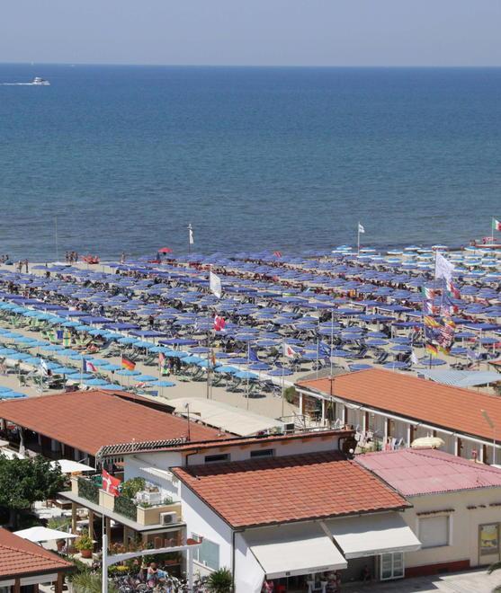 «Troppi bagni privati, le spiagge sono di tutti»