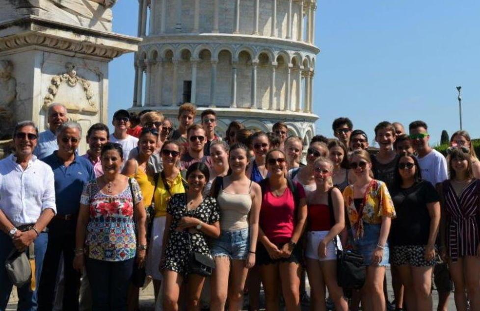 Giovani in piazza del Duomo con i Lions