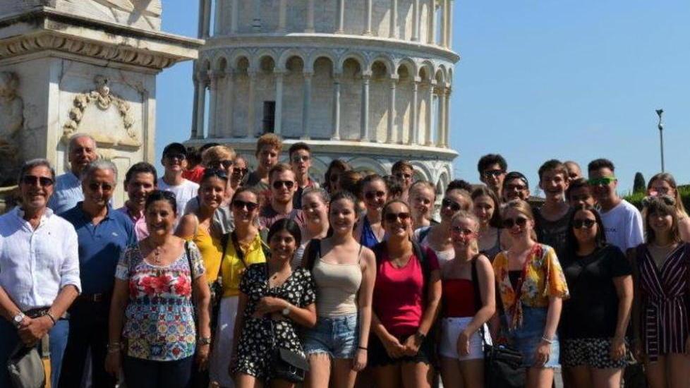 Giovani in piazza del Duomo con i Lions