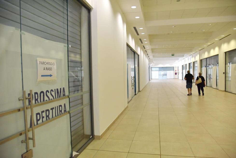 Ecco come si presenta la galleria commerciale a due anni dal completamento (foto agenzia Sestini)