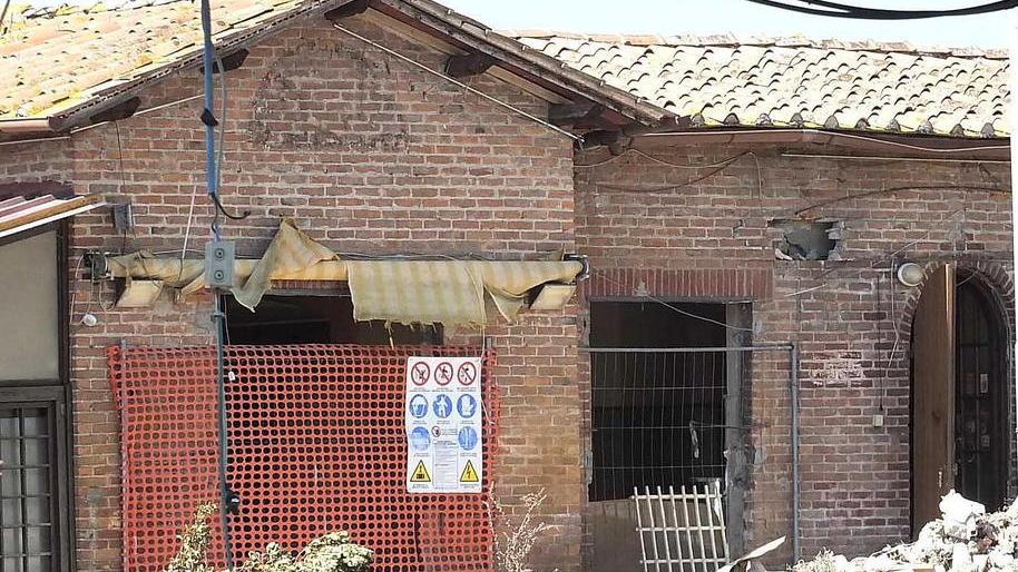 I lavori al locale di Madonna dell'Acqua (foto Fabio Muzzi)