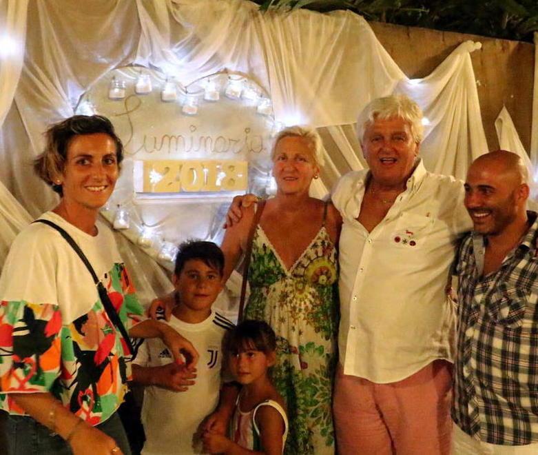 Massa, centinaia ad ammirare la città illuminata e la trampoliera Matilde ipnotizza turisti e bambini 