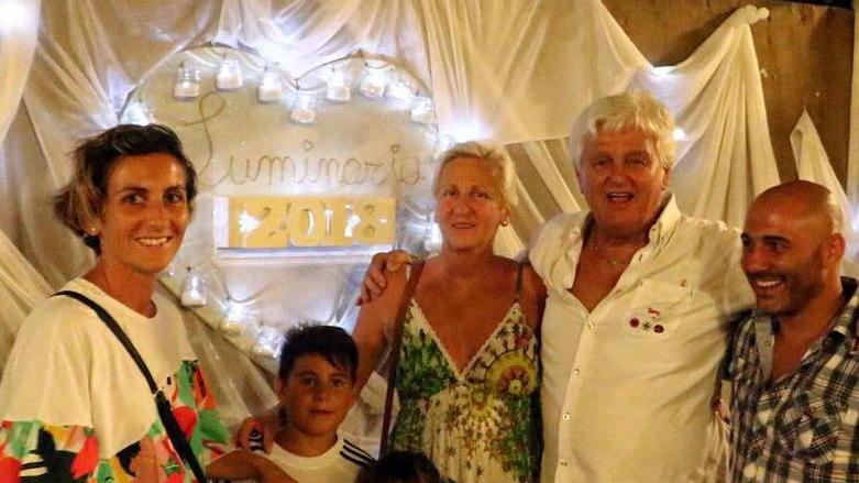 Massa, centinaia ad ammirare la città illuminata e la trampoliera Matilde ipnotizza turisti e bambini