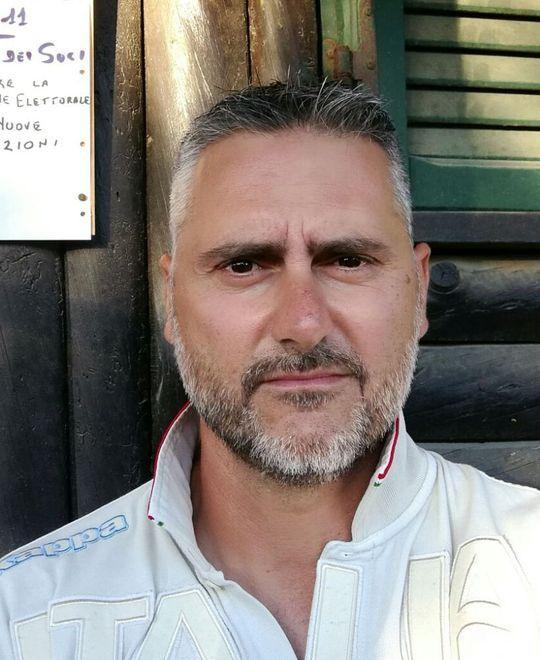 Il consigliere scaccia i venditori abusivi 
