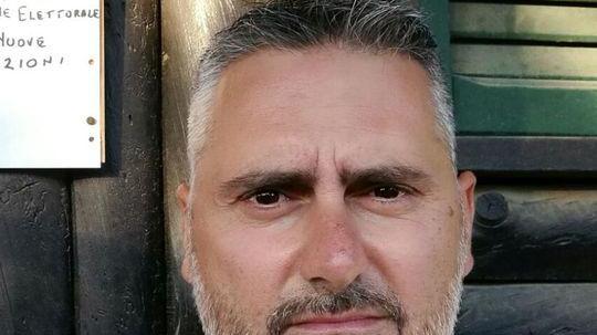Il consigliere scaccia i venditori abusivi