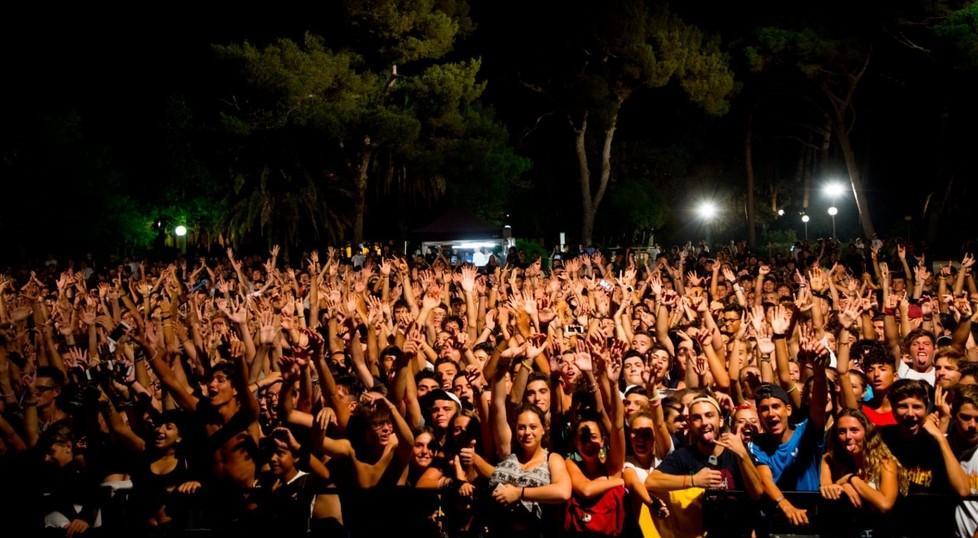 Una folla di giovani per il rapper Gemitaiz