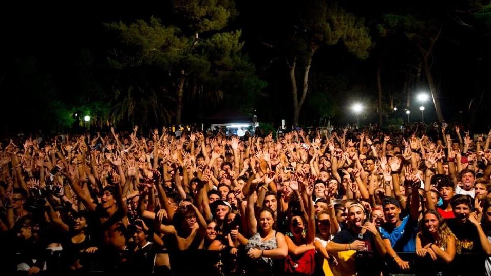 Una folla di giovani per il rapper Gemitaiz