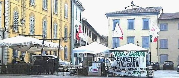 Striscione anti-Lega nel penultimo giorno di festa