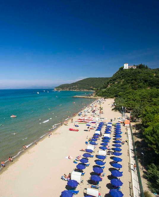 Spiaggia libera o attrezzata? Lo scontro si accende tra Legambiente e balneari 