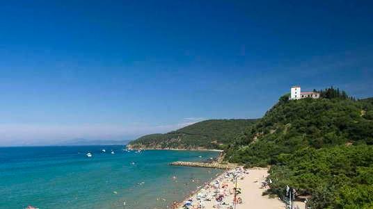 Spiaggia libera o attrezzata? Lo scontro si accende tra Legambiente e balneari
