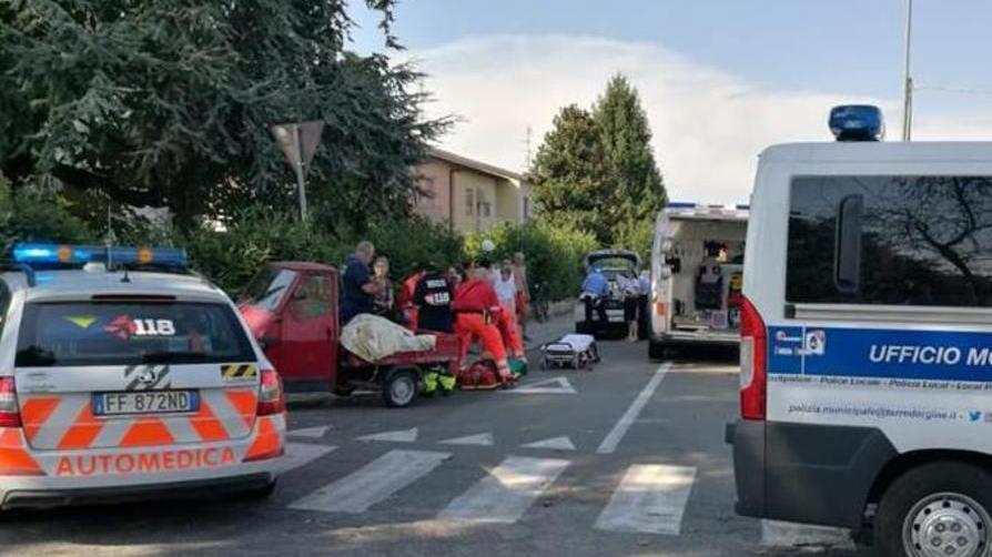 Curva veloce e si ribalta con l’Ape Car a 88 anni