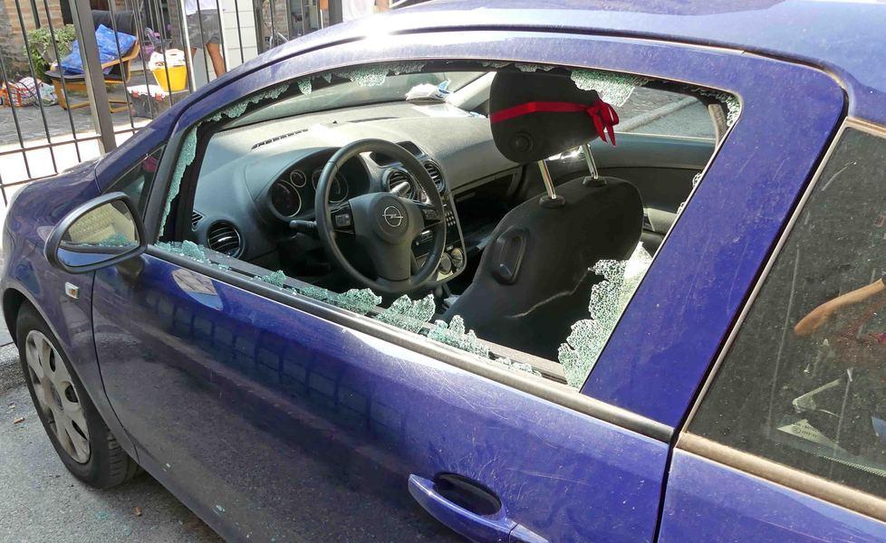 Spaccata su un’auto in sosta