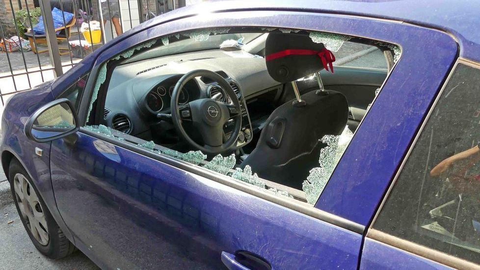 Spaccata su un’auto in sosta