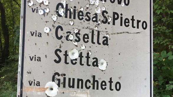 Sui cartelli i segni lasciati dagli spari