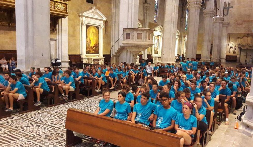 Quei piedi nella fontana che indignano i lucchesi Don Goccini al sindaco: «Sembra fatta apposta»