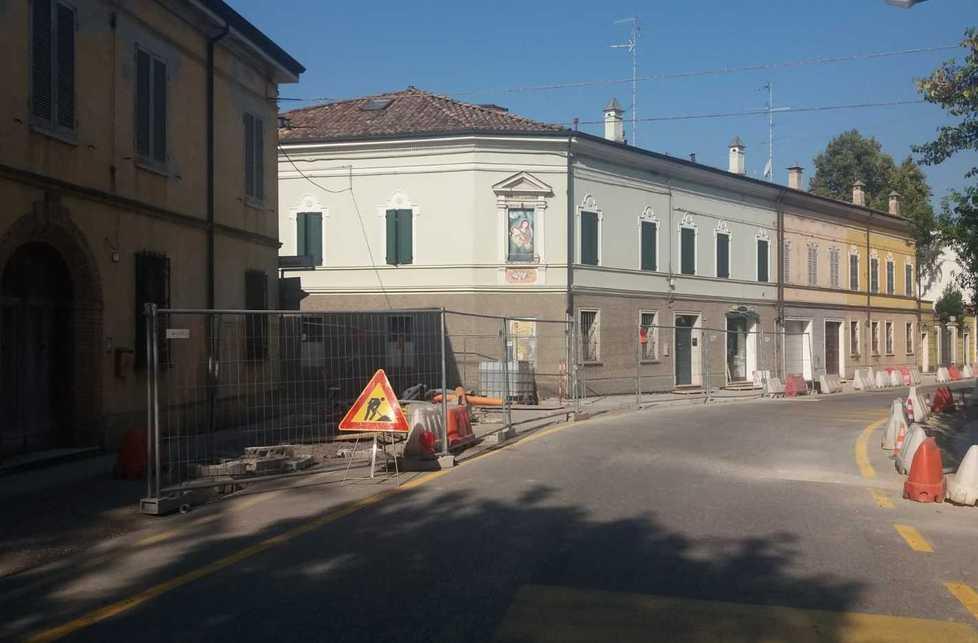 Auto si schianta sul cantiere