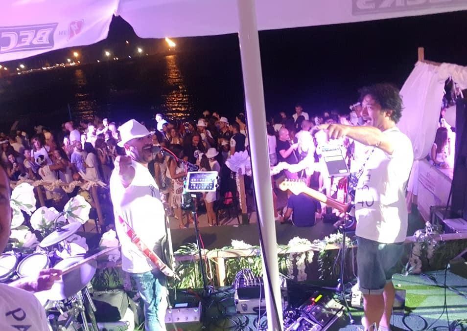 Una festa notturna sulla spiaggia all’insegna del bianco
