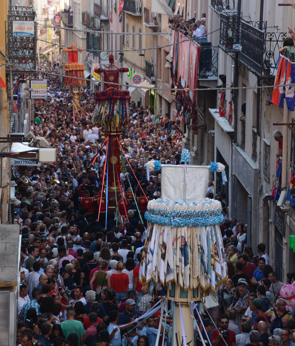 La danza dei Candelieri in onore della Brigata 
