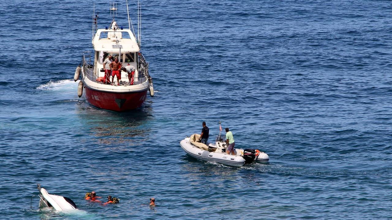 La barca affonda: morti due medici 