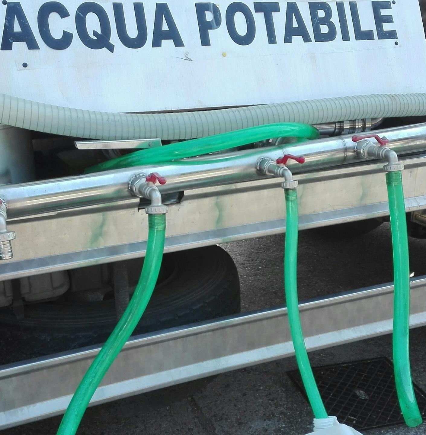 Acqua della rete non potabile, arrivano le autobotti