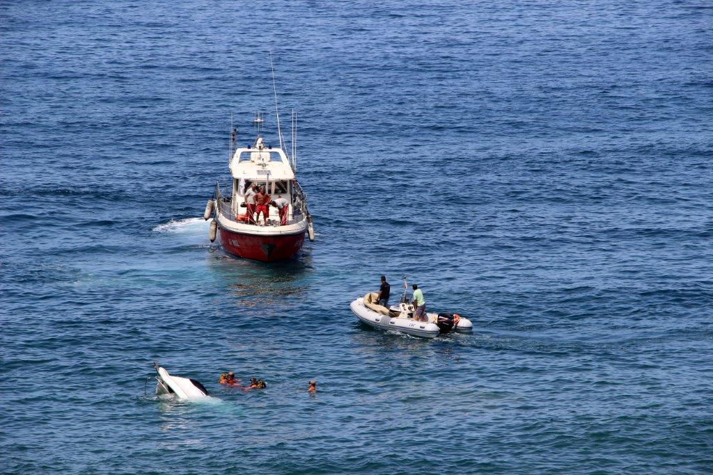 La barca affondata davanti a Punta Tramontana (foto Ivan Nuvoli)