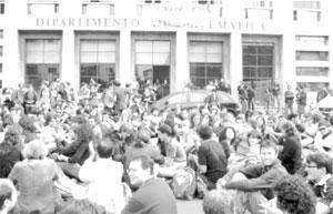 Presidio studentesco contro la nuova scuola di eccellenza