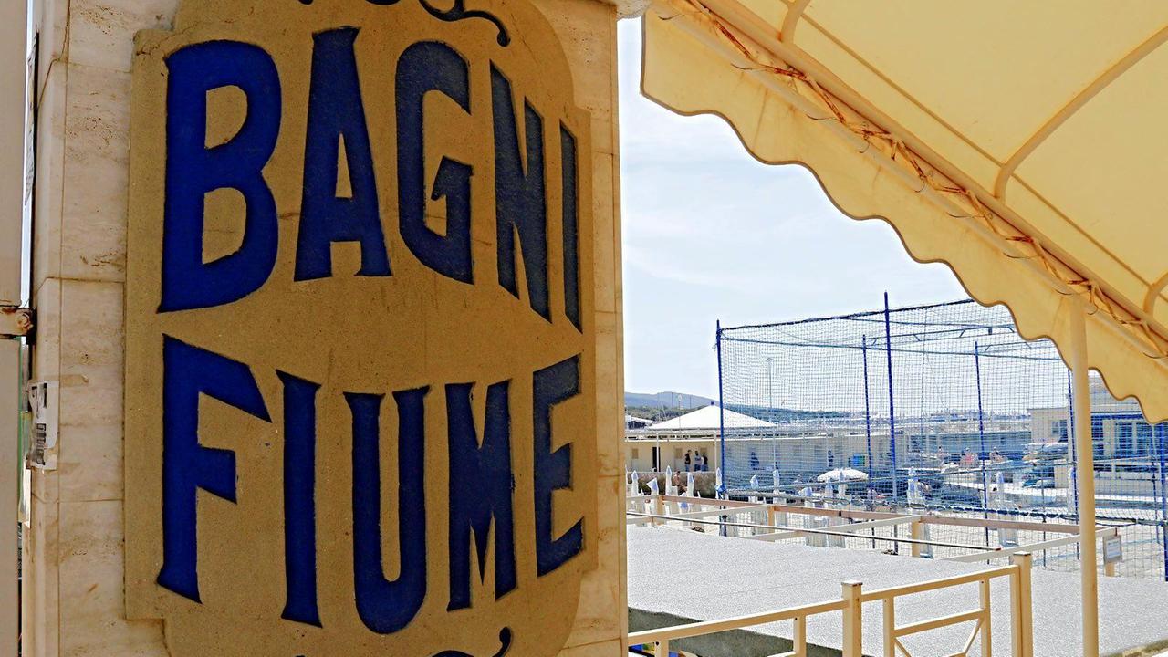 Sul trampolino ingoia la cannuccia dell'Estathé