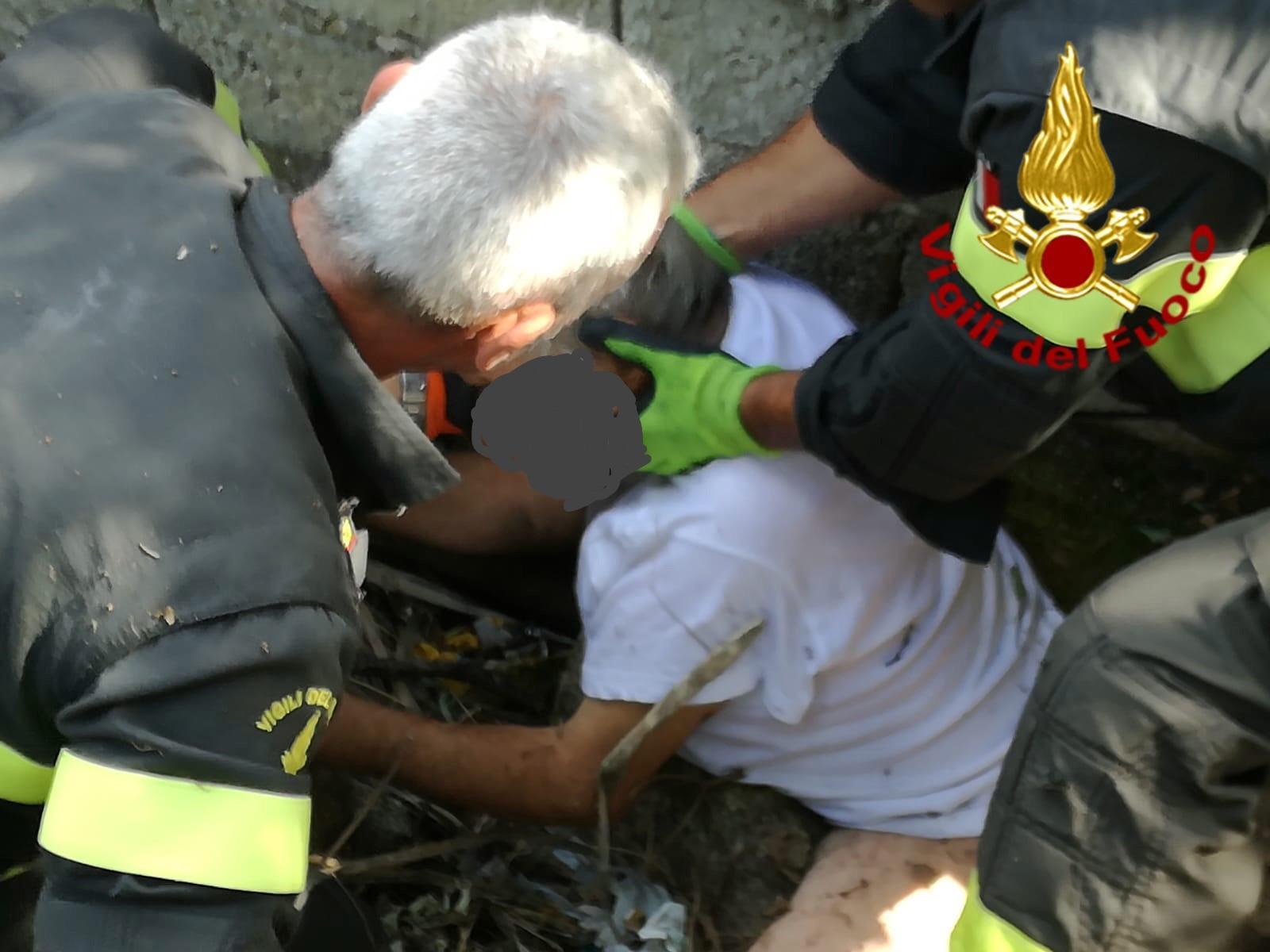Nuoro, anziano si allontana dall'ospedale: ritrovato dai vigili del fuoco 