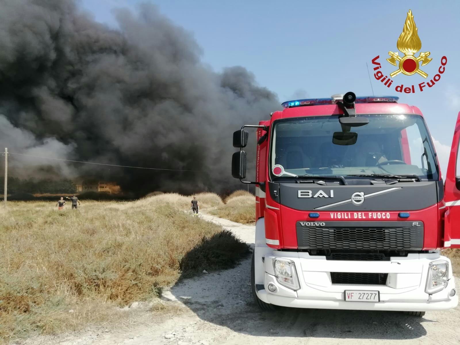 Incendio a Cagliari, colonna di fumo nero in viale Marconi