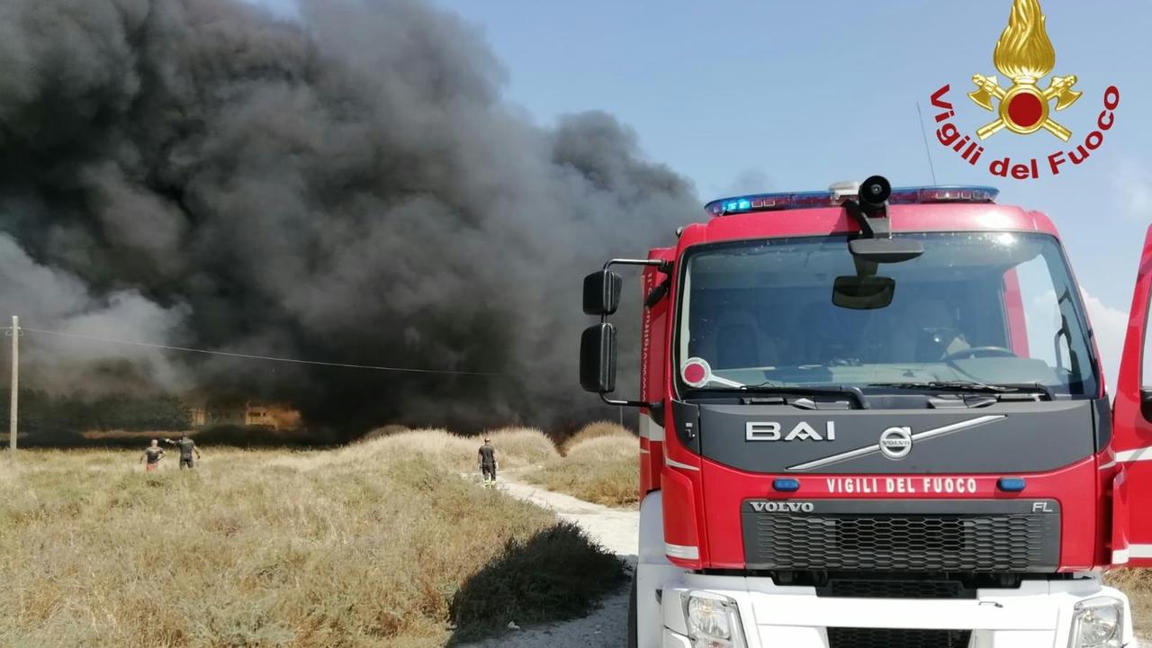Incendio a Cagliari, colonna di fumo nero in viale Marconi