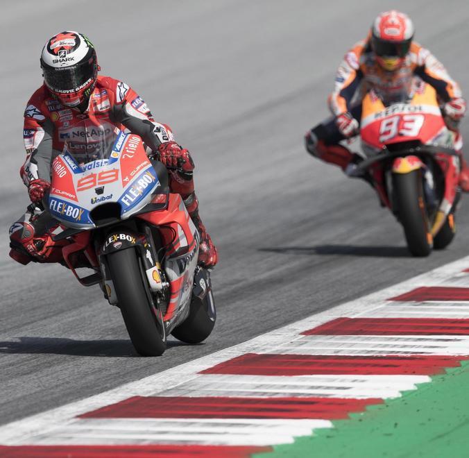 Capolavoro Lorenzo, Marquez deve arrendersi Il finale di gara è un’overdose di emozioni 
