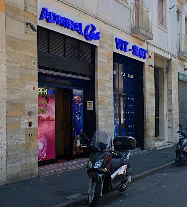 Accoltella una dipendente per rapinare la sala slot 