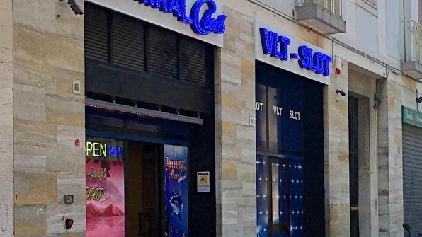 Accoltella una dipendente per rapinare la sala slot
