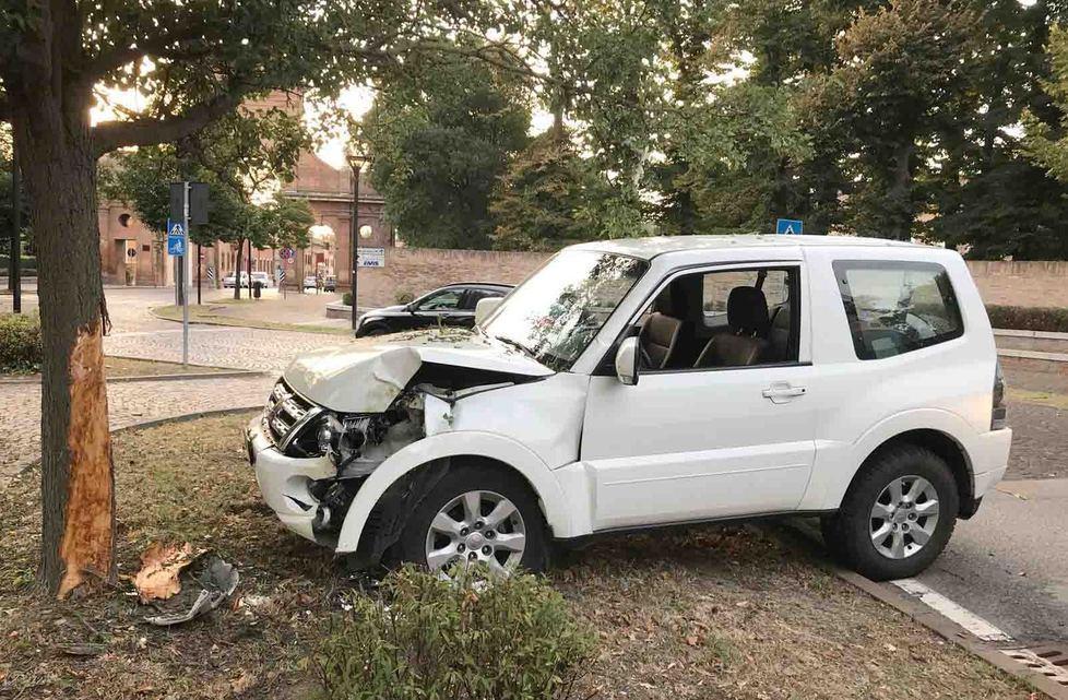 Auto contro un albero