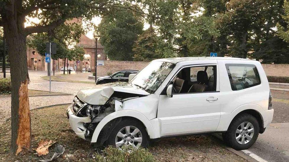Auto contro un albero