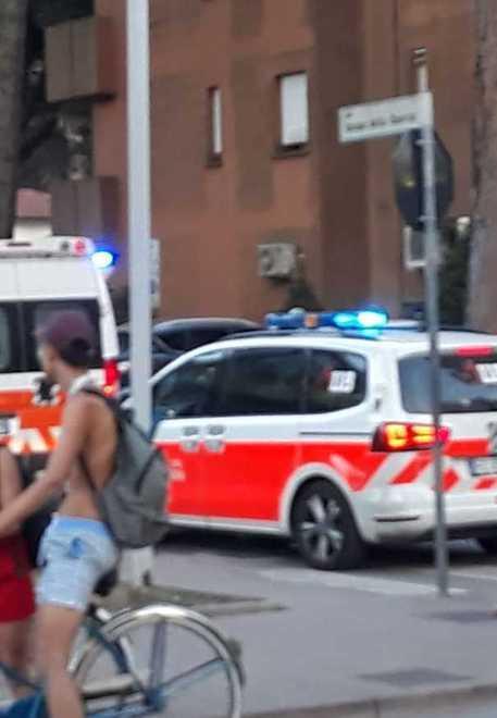 Cade dalla bicicletta e sbatte la testa a terra