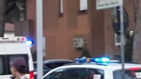 Cade dalla bicicletta e sbatte la testa a terra