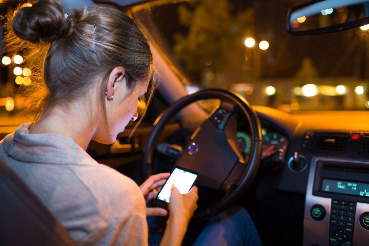 Incidenti da distrazione: anche a Modena scatta il sequestro di cellulare 
