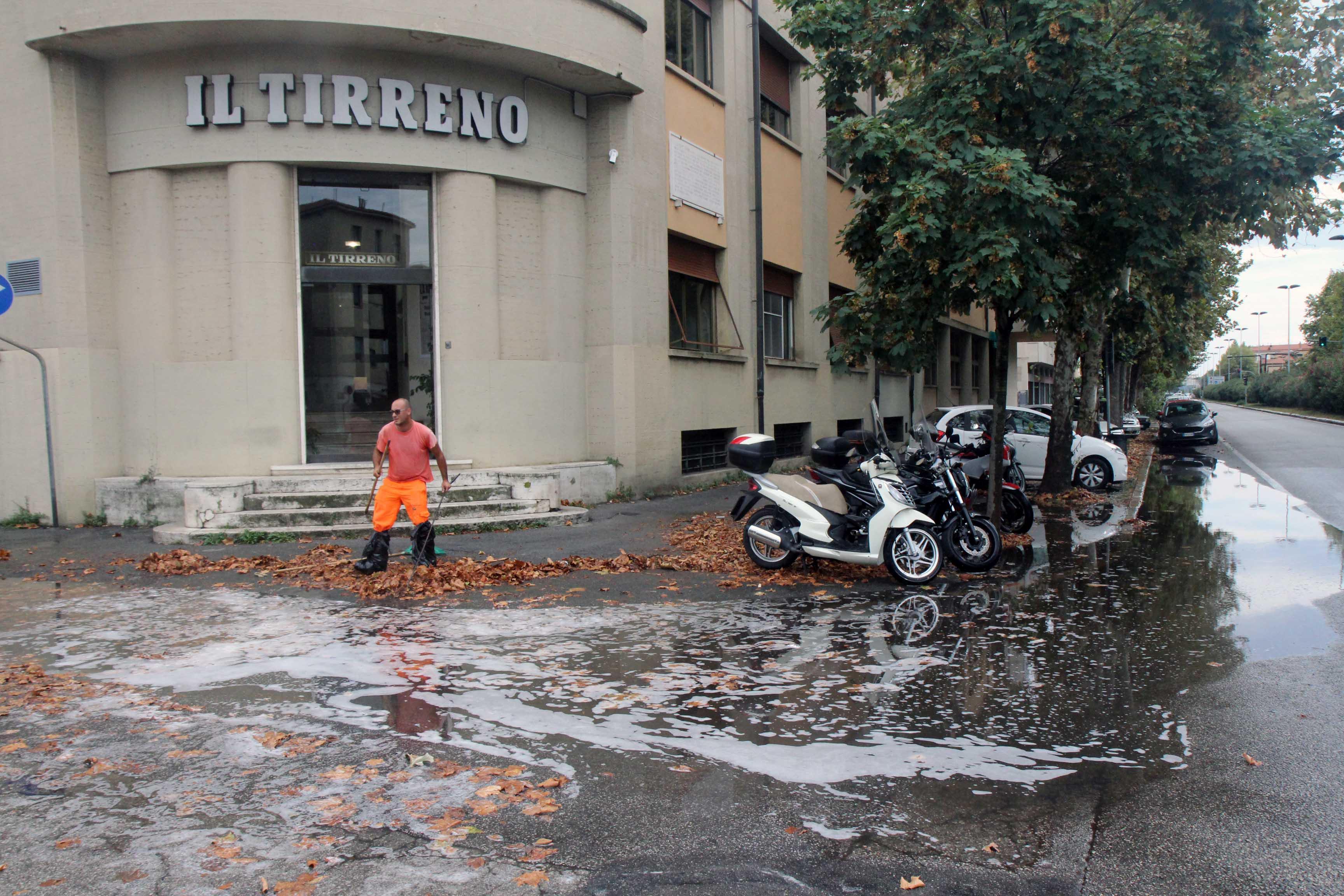 Allerta meteo, tra strade chiuse e allagamenti: la situazione