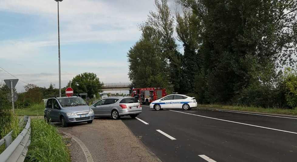 Rami e alberi cadono in strada, bloccata anche la Statale 16 