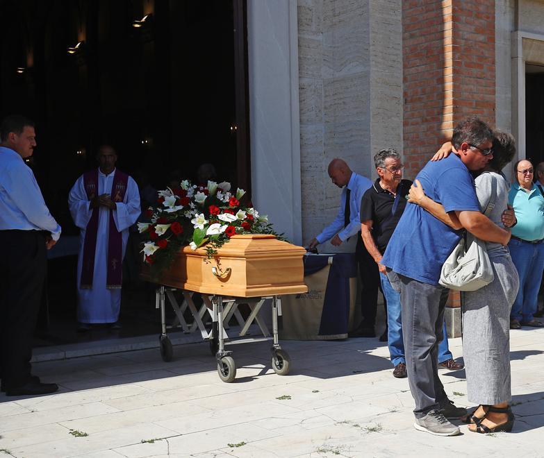 Il dolore dei parenti di Enzo Bonaccorsi ieri ai funerali