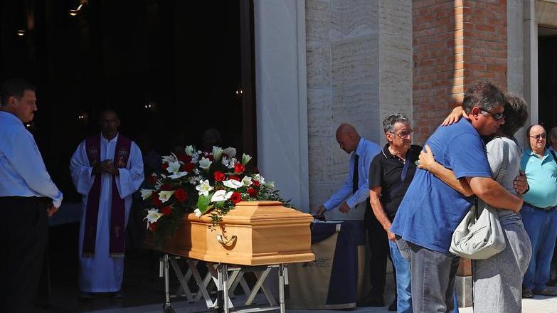 Il dolore dei parenti di Enzo Bonaccorsi ieri ai funerali