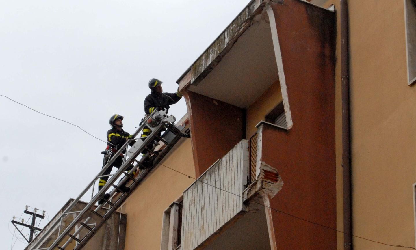 Crolla un cornicione, nessun ferito