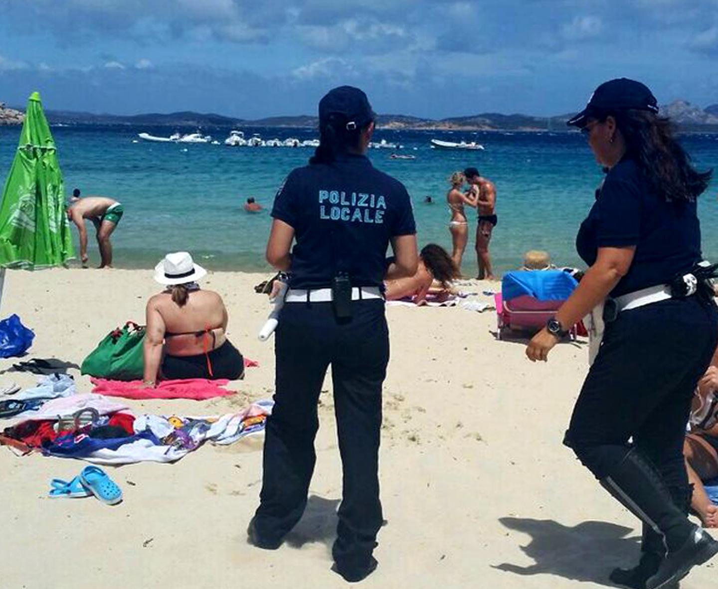 Le spiagge sotto controllo è lotta ai venditori abusivi 