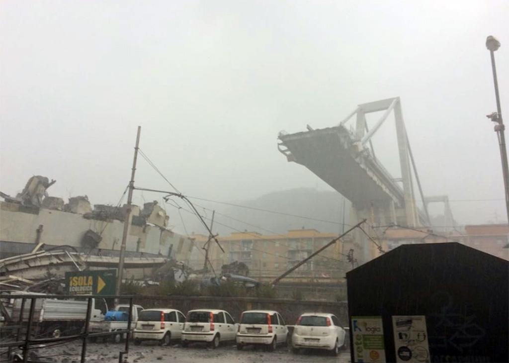 Un'immagine del Ponte Morandi crollato a Genova